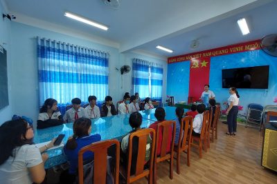 Học sinh trường TH&THCS Bình Hòa nhận thiết bị học tập từ chương trình “Sóng và máy tính cho em”